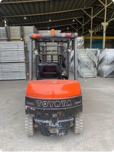 Forklift Toyota 7FB25 tampak depan