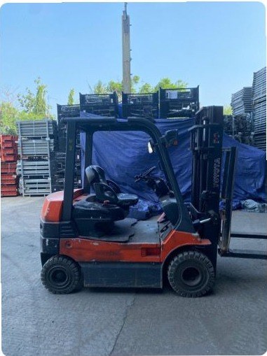 Forklift dan stok scaffolding di depot Rental Proyek